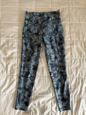 Athleta Salutation Stash 7/8 leggings. Size Small